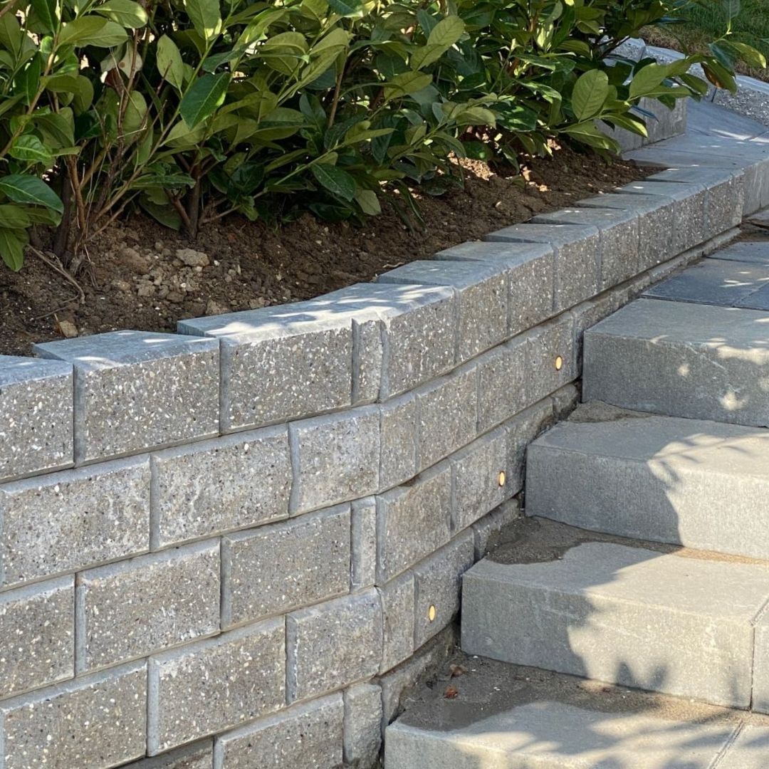 Spar 30 % Indbygningsspot Cosmos i sort 10 stk Garden Weekend🌿