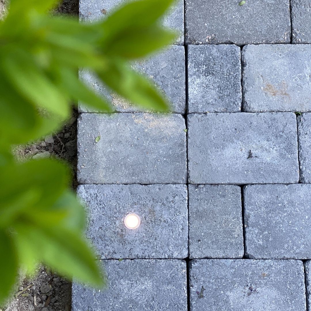 Holmegaardsten kantblok Cosmos i messing - sort